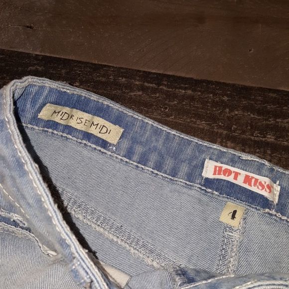 ⭐NWT Hot Kiss Distressed Mid Rise Shorts - Picture 4 of 8